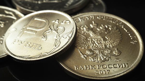 Рубль пережил санкционное давление и укрепляется