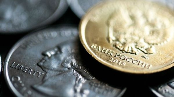 Курс рубля остается под давлением ожидая санкций