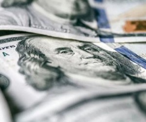 Курс доллара остановил падение против рубля Курс доллара остановил падение против рубля