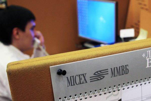 Российские фондовые индексы торгуются под давлением