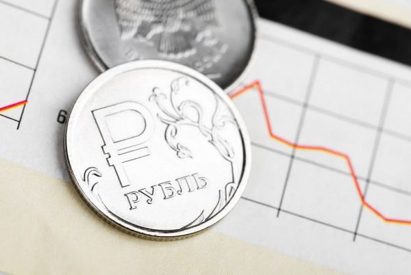 Курс рубля отступает с максимумов несмотря на рост нефти