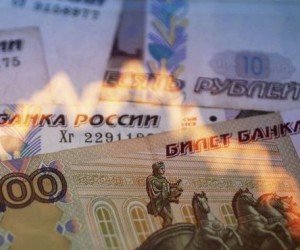 Рубль падает на фоне скандала с потребителями российской нефти Рубль падает на фоне скандала с потребителями российской нефти