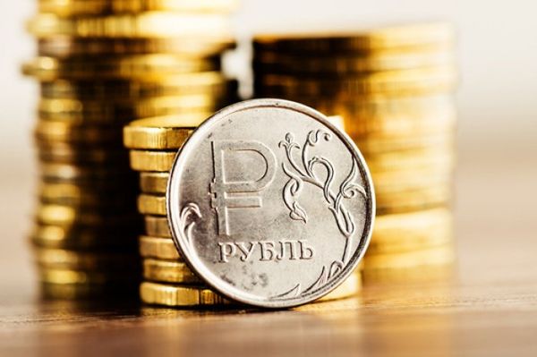 Рубль растет против доллара и слабеет против евро