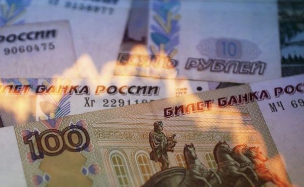 Рубль падает на фоне скандала с потребителями российской нефти