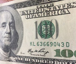 Курс доллара уверенно пробил отметку 65 рублей Курс доллара уверенно пробил отметку 65 рублей