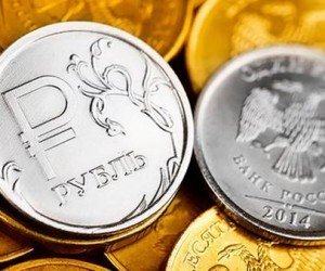 Курс рубля сдался под давлением падающих нефтяных цен Курс рубля сдался под давлением падающих нефтяных цен