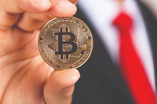 Курс биткоина отступил но остается выше 8000 долларов