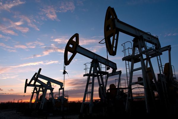 Нефть под давлением роста мировых запасов