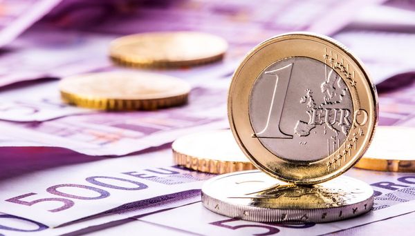 Курс евро привлекает все больше покупателей на рынке