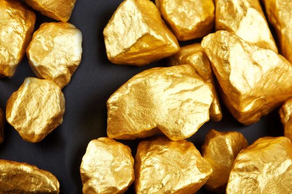 Мировой курс золота снижается перед заседанием ФРС