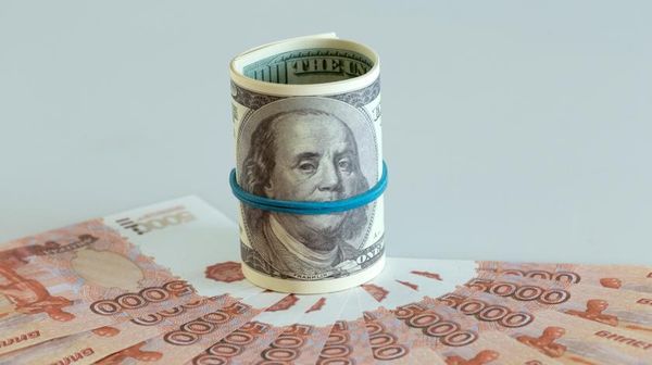 Рубль растет после ожидаемой капитуляции доллара 