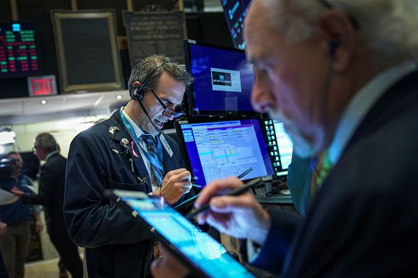 Фондовый рынок США снижается ожидая решения ФРС по ставкам