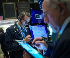 Фондовый рынок США снижается ожидая решения ФРС по ставкам Фондовый рынок США снижается ожидая решения ФРС по ставкам
