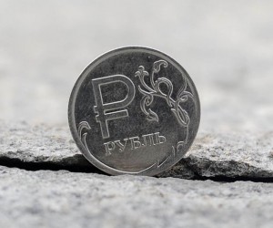 Рубль осторожно укрепляется