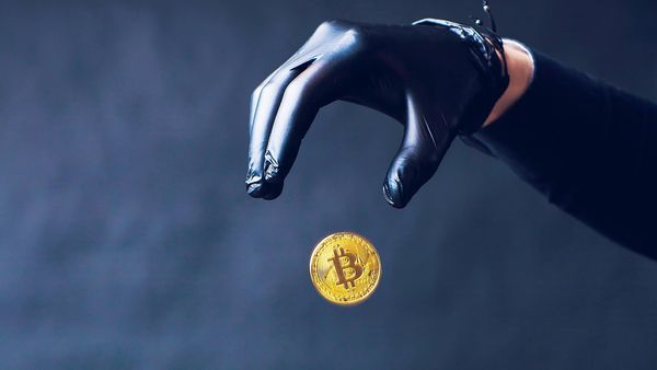 Курс биткоина пережил падение на 13% но спешит вернуть потери
