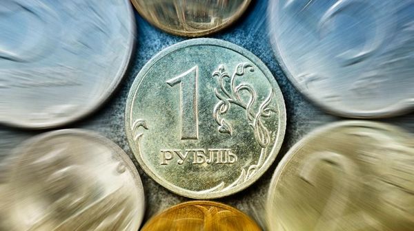 Рубль сбит с толку сильными распродажами на рынке нефти