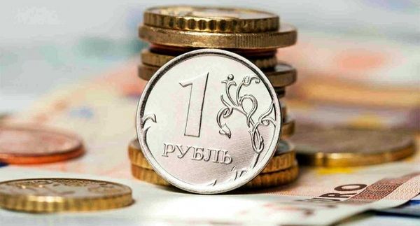 Курс рубля под давлением внешних факторов падает против доллара