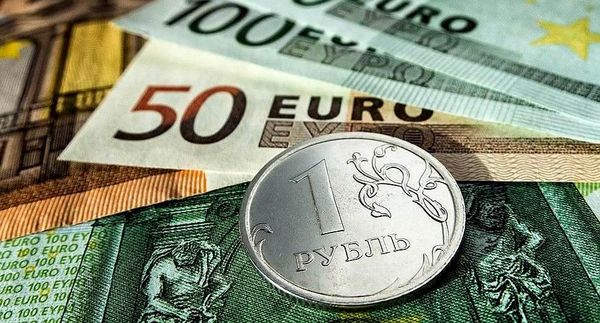 Почему курс рубля падает против доллара, комментарий эксперта