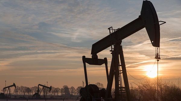 Курс нефти осторожно растет, но фондовые рынки мешают