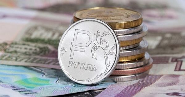 Рубль подешевел к доллару и евро