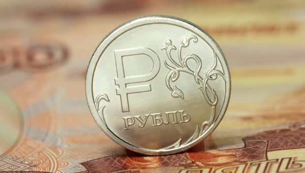 Курс рубля растет, доллар сделал остановку