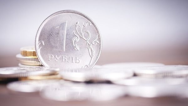 Курс рубля вырос следом за рынком акций