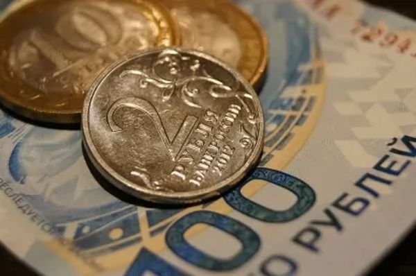 Курс рубля завершит неделю ростом игнорируя падение нефти