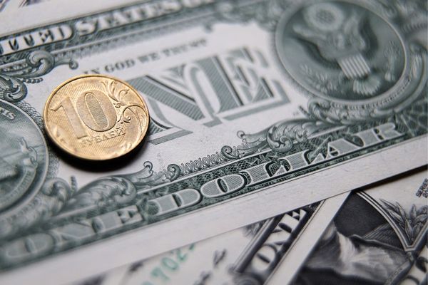 Курс рубля на межбанке провалился ниже 64 за доллар 