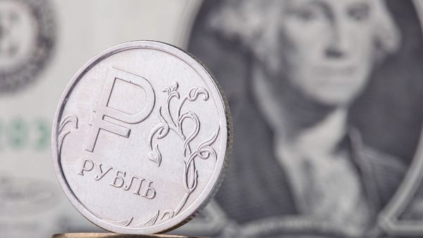 Рубль обвалился против доллара и евро