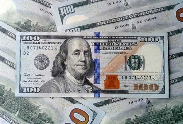 Курс доллара отступает под тяжестью внутренних проблем в США