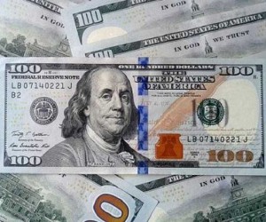 Курс доллара отступает под тяжестью внутренних проблем в США Курс доллара отступает под тяжестью внутренних проблем в США