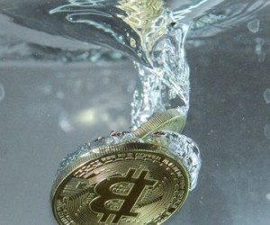 Курс биткоина показал резкое падение на $500 в течение часа
