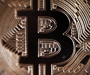 Курс биткоина не смог зарядиться ростом и отступает