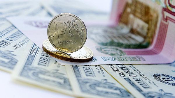 Курс рубля незначительно вырос против доллара на межбанке