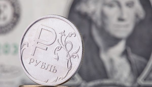 Рубль стабилен перед голосованием в Британии