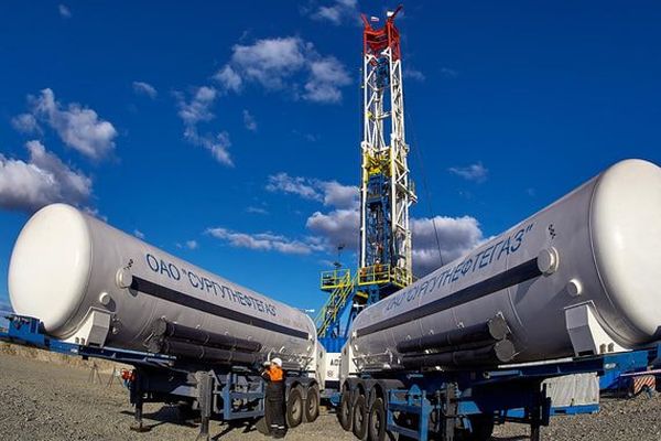 Почему так выросли акции Сургутнефтегаза?