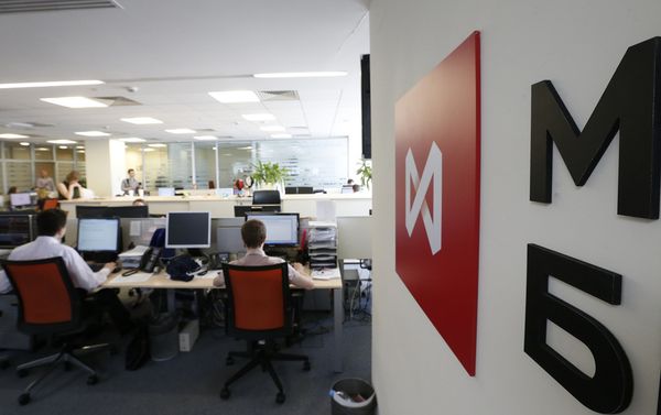 Российские индексы начали день отступлением от максимумов