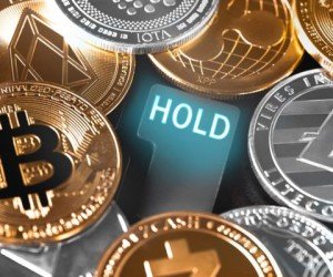 Биткоин держится вблизи 9300 долларов, криптовалюты снижаются