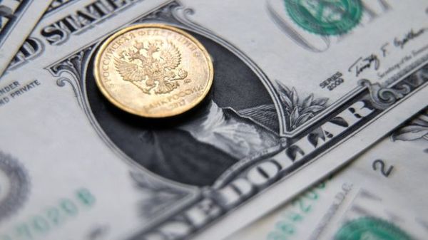 Рубль сдает позиции против рубля и доллара