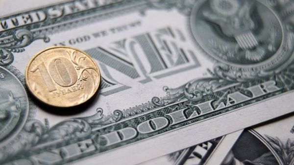 Давление на курс рубля усилилось, инвесторы меняют направление рынка