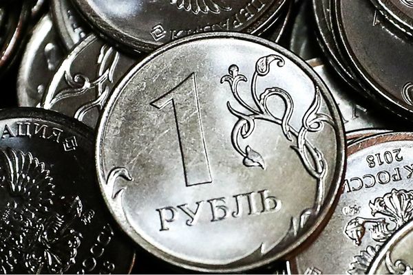 Рубль пережил пятничное укрепление доллара