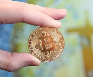 Курс биткоина успел за неделю обвалиться до $6450 и отскочить на 8%