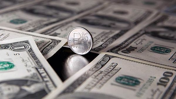 Рубль продолжает падение к доллару и евро
