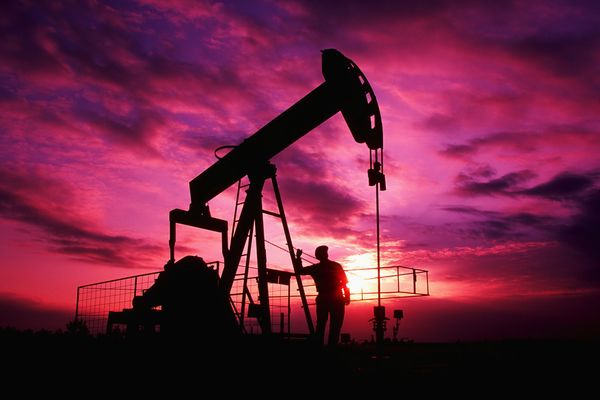 Нефть снижается с максимумов на 0.4% но остается выше $64 