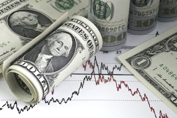 Курс доллара закрепился ниже 63 рублей 