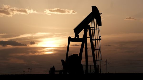 Нефть  Brent упорно борется за отметку $66