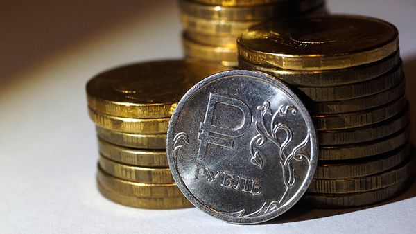 Рубль цепляется за растущую нефть
