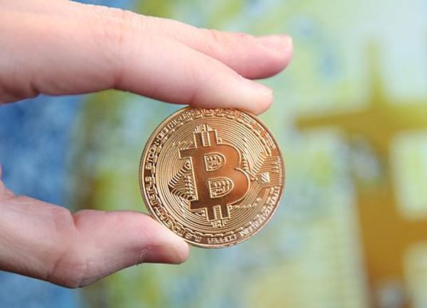 Курс биткоина успел за неделю обвалиться до $6450 и отскочить на 8%