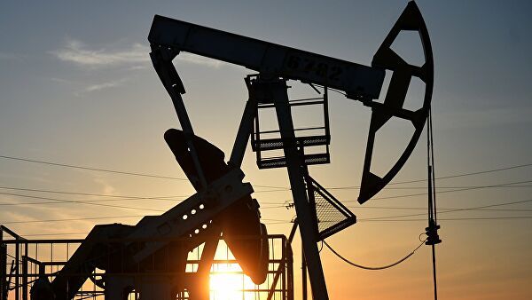 Курс нефти держится выше 65.5 долларов