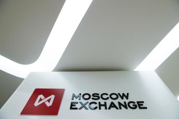 Рынок акций РФ потерял в пределах 1% по основным индексам
